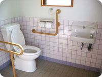 身障者用と一般用で屋外トイレ『快』2棟設置